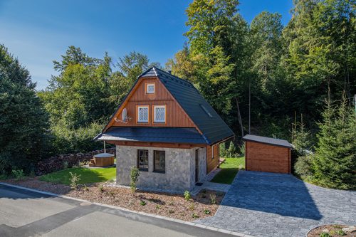 Chatička u řeky — pohled od cesty