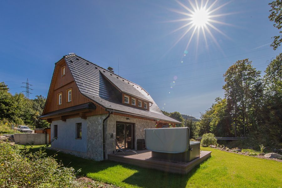 Roubenka u řeky s vířivkou na terase