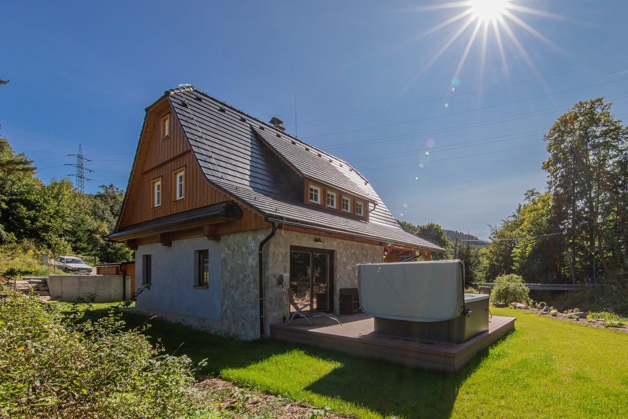 Roubenka u řeky v letním slunci