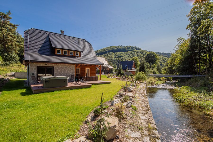 Roubenka u řeky nad Hučivou Desnou