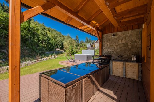 Krytá pergola s venkovní kuchyní a grilem