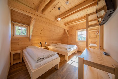 Třílůžkový pokoj — dvojlůžko a postel